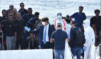 Statek z migrantami czeka na solidarność UE