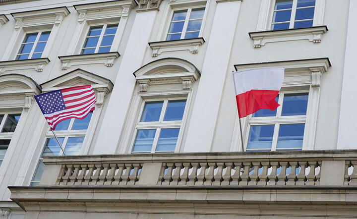 Sondaż: Polska jest najbardziej proamerykańska