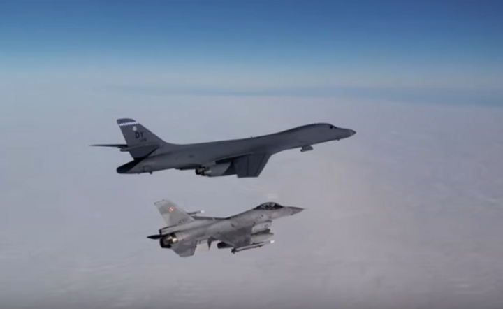 Polski F16 eskortuje amerykański bombowiec B-1B / autor: Youtube