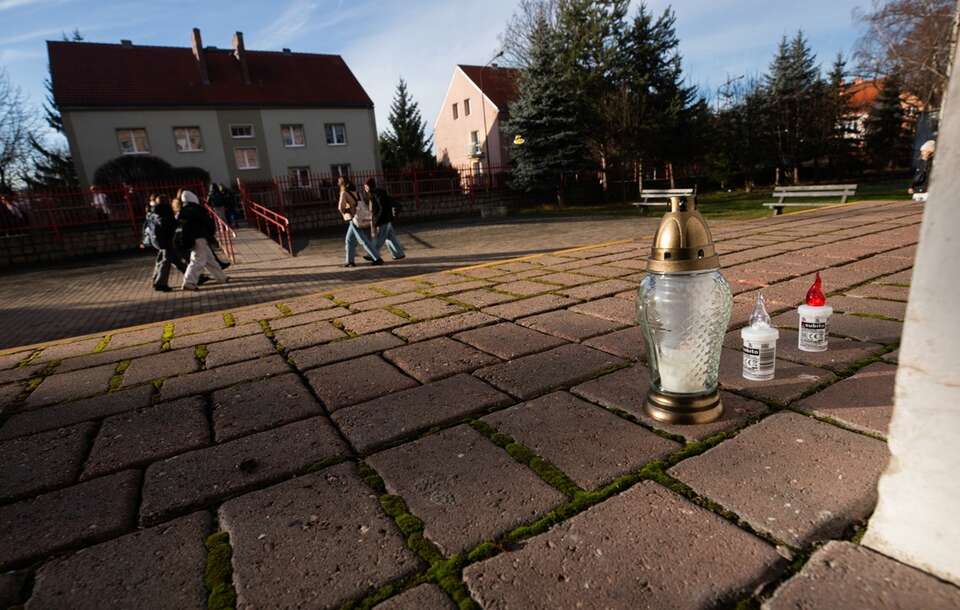 Na zdj. znicze przed szkołą podstawową nr 10 w Jeleniej Górze - Sąd zastosował środek tymczasowy wobec 12-latki podejrzanej o dokonanie zabójstwa 11-latki / autor: PAP/Krzysztof Ćwik