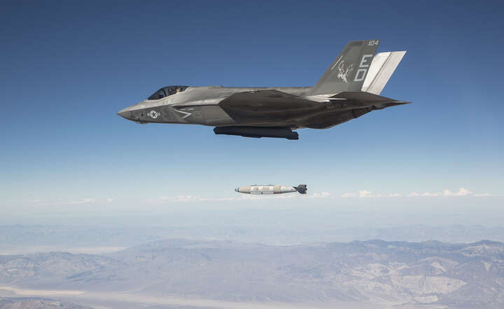 Myśliwiec F-35 w trakcie zrzutu bomby szybującej o wysokiej precyzji trafienia. ZDJĘCIE ILUSTRACYJNE / autor: materiały prasowe Lockheed Martin