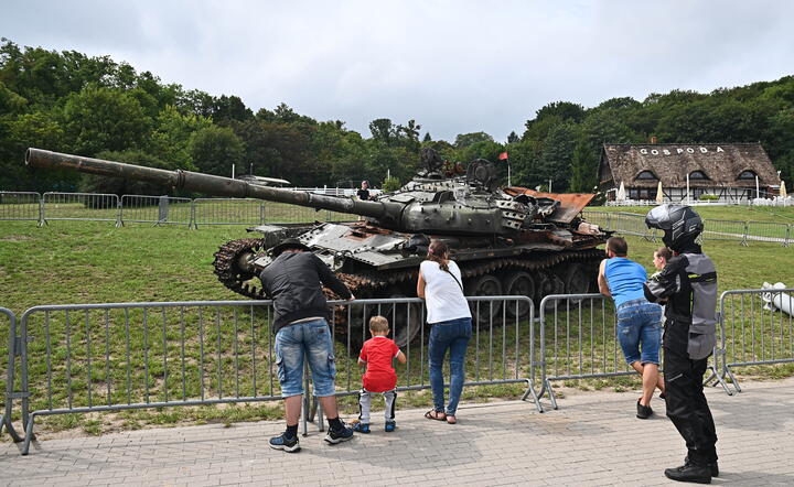 wystawa zniszczonego w trakcie inwazji na Ukrainę rosyjskiego sprzętu wojskowego na Placu Zebrań Ludowych w Gdańsku / autor: fotoserwis PAP