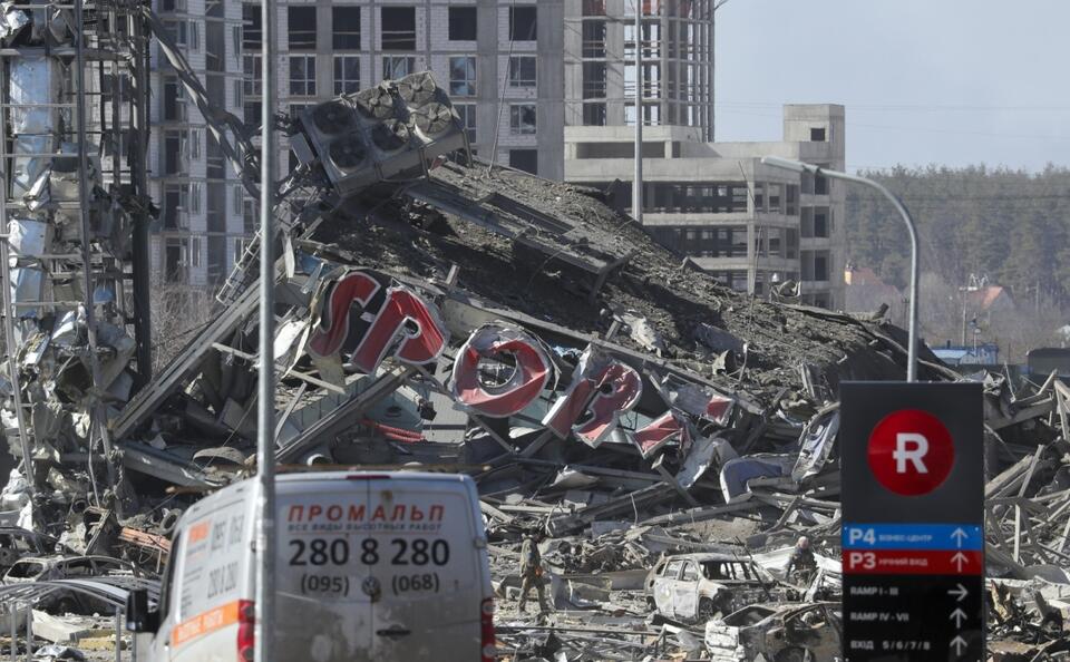 Zbombardowane centrum handlowe w Kijowie  / autor: PAP/EPA