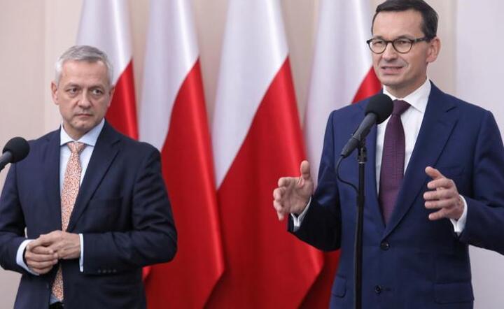 Premier Mateusz Morawiecki (P) i minister cyfryzacji Marek Zagórski (L) / autor: PAP