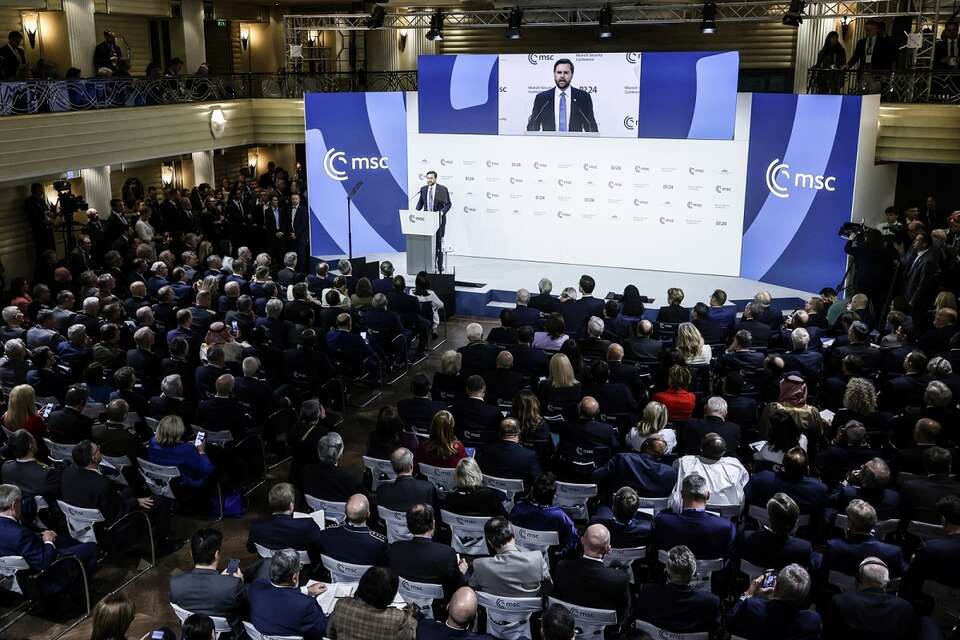 Wiceprezydent USA J.D. Vance przemawia na Monachijskiej Konferencji Bezpieczeństwa / autor: PAP/EPA