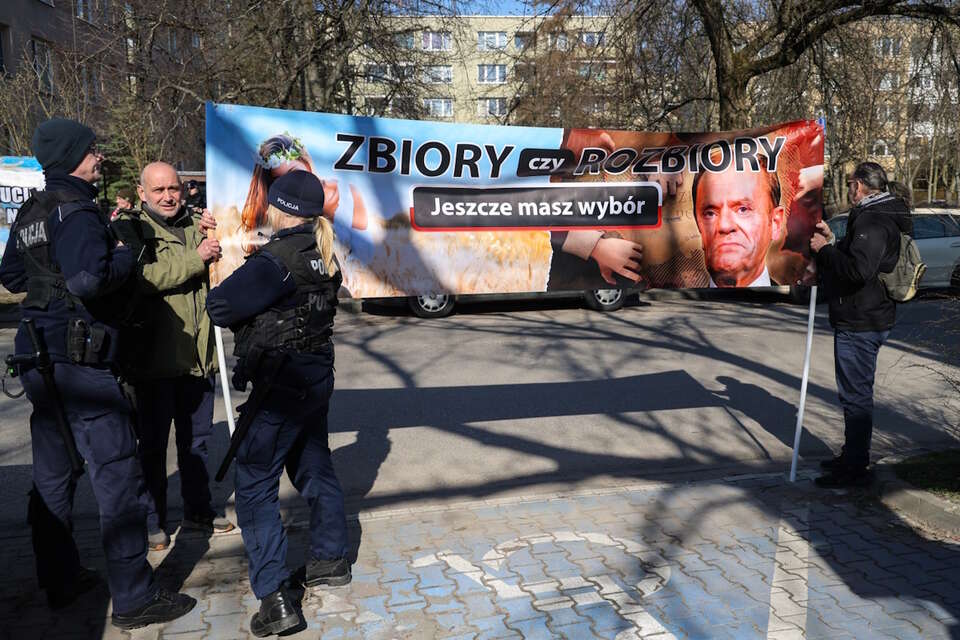 Manifestacja przed Centrum Dialog w Warszawie / autor: PAP/Paweł Supernak