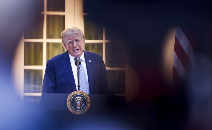 Prezydent USA Donald Trump przemawia w Białym Domu / autor: PAP/EPA/JIM LO SCALZO