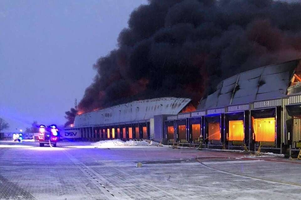 Walka z pożarem hali magazynowej w Tarnowie Podgórnym (pow. poznański) / autor: Facebook/ KW PSP Poznań - profil Komendy Wojewódzkiej Państwowej Straży Pożarnej w Poznaniu