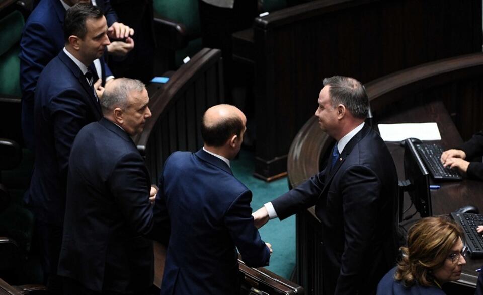 Prezydent Andrzej Duda podaje rękę politykom opozycji / autor: PAP/Radek Pietruszka
