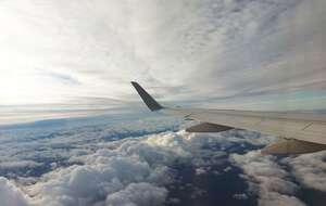 Widok z okna samolotu - zdj. ilustracyjne / autor: Fratria