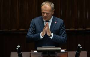 Donald Tusk na mównicy sejmowej podczas jednego ze swoich wystąpień / autor: Fratria