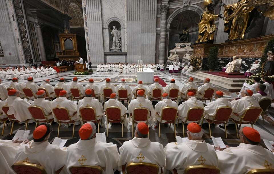 Kardynałowie podczas Nadzwyczajnego Konsystorza w Watykanie. To pierwsza narada hierarchów kościelnych zwołana przez papieża Leona XIV / autor: PAP/EPA/VATICAN MEDIA HANDOUT