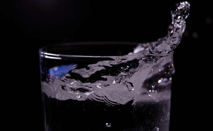 Pijmy wodę w ilości przynajmniej ośmiu szklanek dziennie / autor: Pixabay