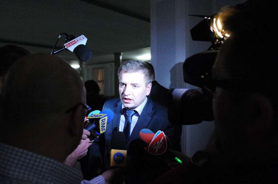 Minister zdrowia Bartosz Arłukowicz rozmawia z dziennikarzami po zakończeniu nocnego posiedzenia sejmowej komisji zdrowia, w nocy z 12 na 13 bm. w Sejmie.  PAP/Andrzej Hrechorowicz