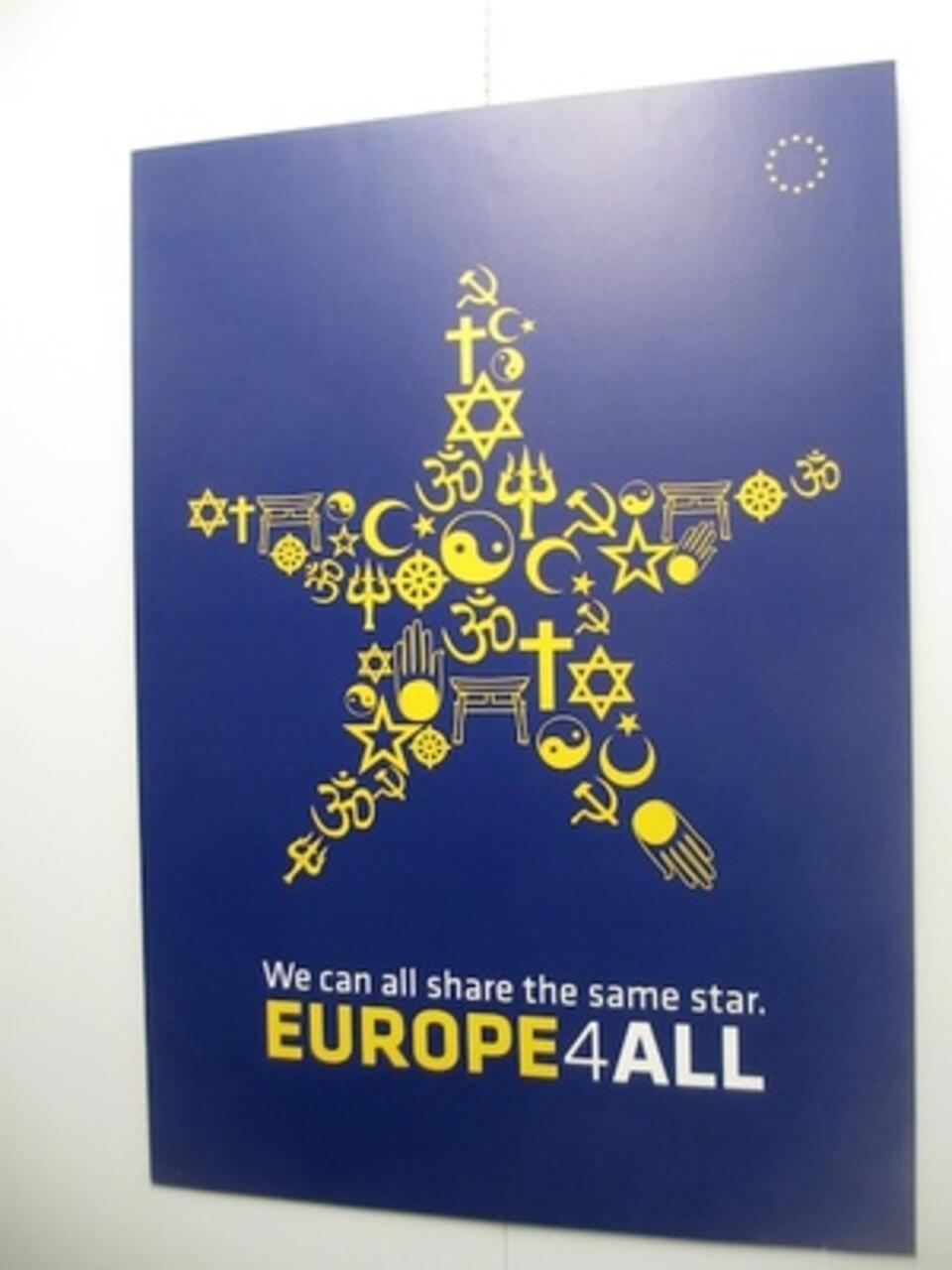 "Europa dla wszystkich. Wszyscy możemy dzielić tę samą gwiazdę" - głosi przesłanie plakatu promującego UE. Obok symboli chrześcijaństwa, judaizmu, dżinizmu i islamu znalazł się sierp i młot.