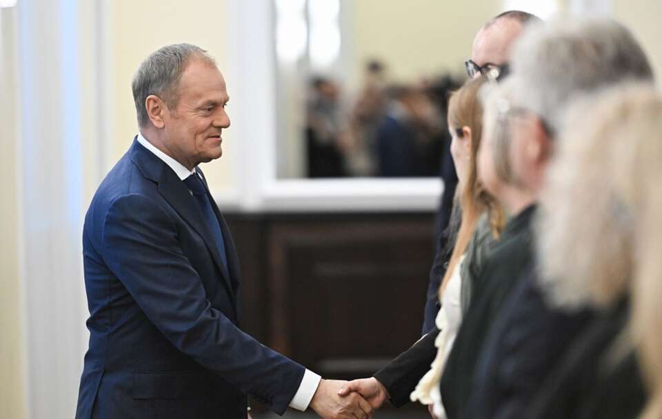 Premier wita się z ministrami na posiedzeniu rządu / autor: PAP/Radek Pietruszka