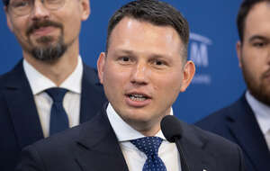 Sławomir Mentzen podczas konferencji prasowej w Niemczech / autor: Fratria