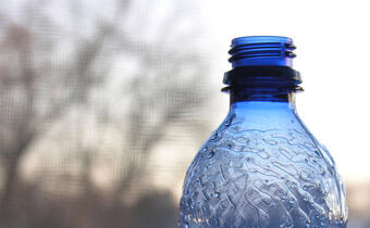 Będą niższe opłaty dla producentów wód butelkowanych