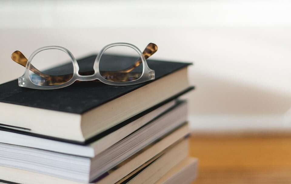 Książki Terry’ego Pratchetta wskazywały na jego demencję na 10 lat przed diagnozą / autor: Pixabay/karishea