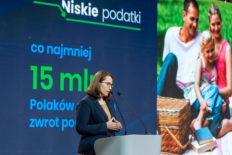 minister finansów Magdalena Rzeczkowa na konferencji Stabilne finanse publiczne w niestabilnych czasach / autor: Twitter/Ministerstwo Finansów