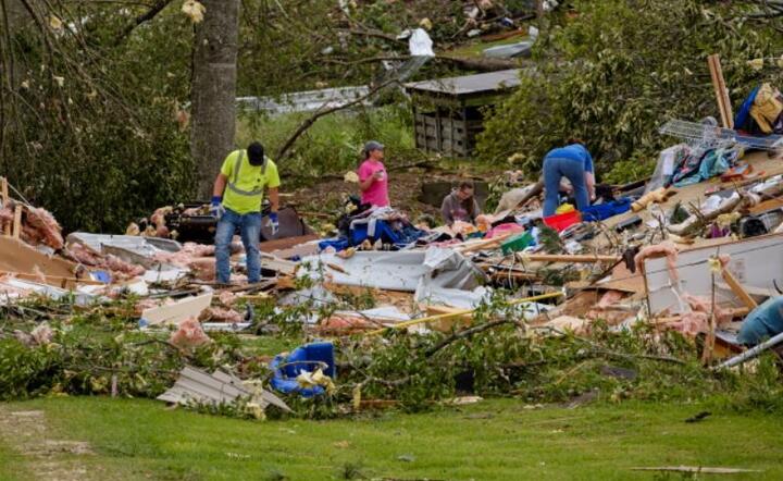 Ludzie sortują to, co pozostało z domu po tym, jak dwie potężne tornada przetoczyły się przez obszar wczoraj wieczorem w Soso w stanie Mississippi USA w dniu 13 kwietnia 2020 / autor: AP / EPA /