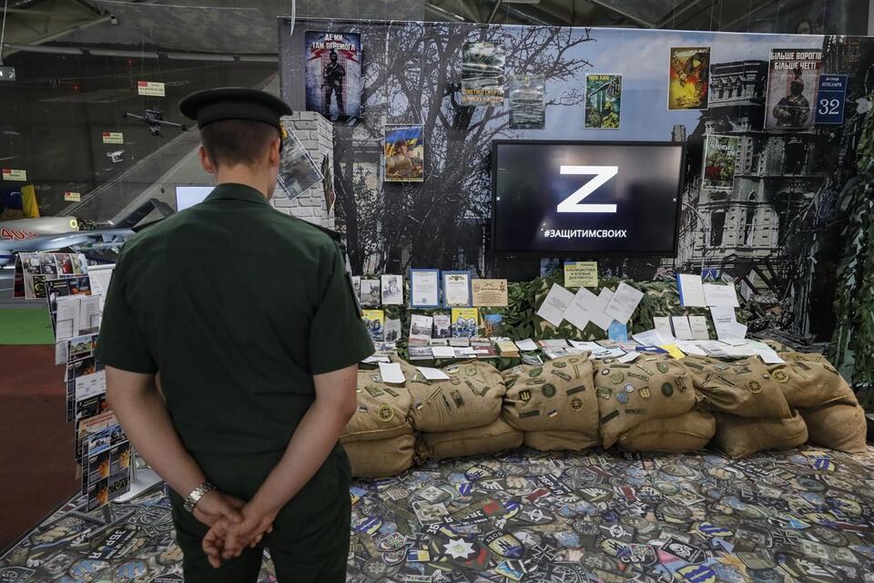 Rosyjski wojskowy przygląda się instalacji podczas wystawy broni zdobytej podczas tzw. specjalnej operacji wojskowej na Międzynarodowym Forum Wojskowo-Technicznym w Rosji / autor: PAP/EPA/