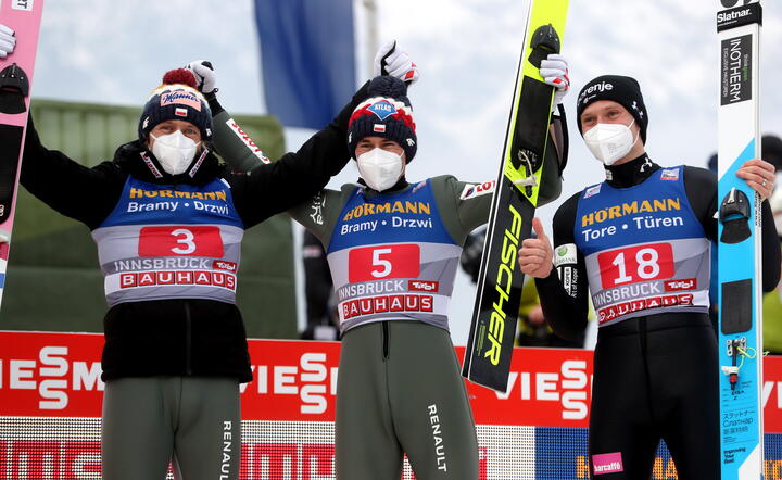Kamil Stoch pierwszy, Dawid Kubacki trzeci w konkursie skoków narciarskich w Innsbrucku / autor: Fratria