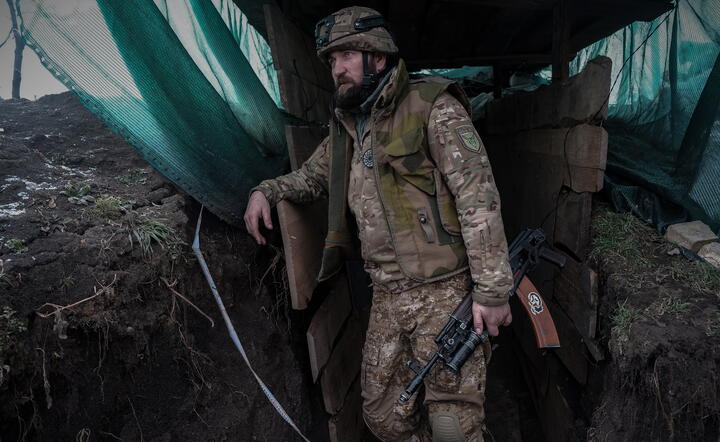 Ukraiński żołnierz na linii frontu pod Wuhłedarem / autor: PAP/EPA