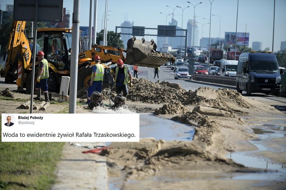 Prace przy usuwaniu awarii wodociągowej na warszawskich Włochach / autor: PAP/Marcin Obara