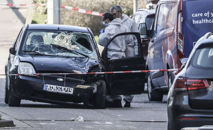 Policjanci badają wrak auta, którego kierowca celowo wjechał w tłum przechodniów w Mannheim / autor: PAP/EPA/RONALD WITTEK 