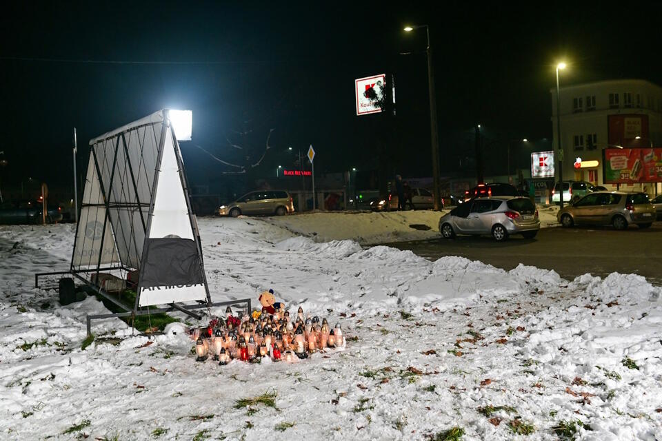 Mieszkańcy stawiają znicze w miejscu w centrum Andrychowa, gdzie we wtorek 28 listopada br. przez kilka godzin siedziała na zimnie zaginiona 14-latka / autor: PAP/Art Service