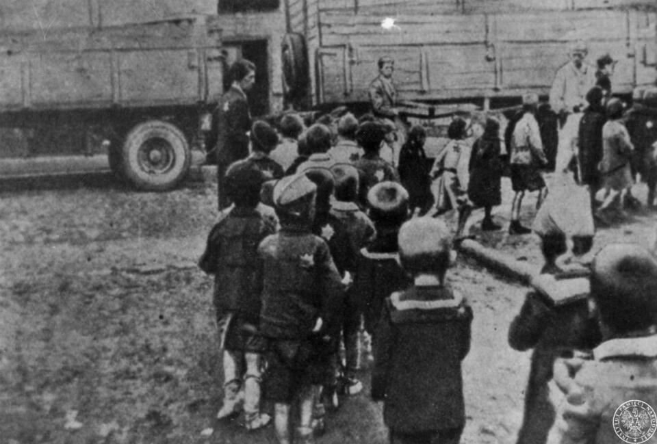 Dzieci żydowskie deportowane do obozu zagłady w Kulmhof latem 1942 r. / autor: IPN.gov.pl GK-8-3-93-4