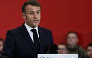 Prezydent Francji Emmanuel Macron spotkał się w czwartek z siłami zbrojnymi w bazie lotniczej w Istres na południu kraju. / autor: PAP/EPA