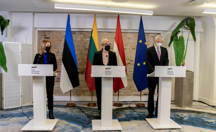 Premierzy: Estonii Kaja Kallas, Litwy Ingrida Simonyte, Łotwy Krisjanis Karins  / autor: PAP/EPA