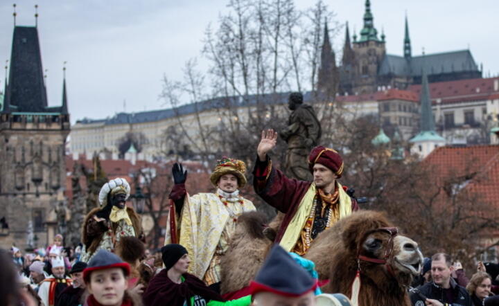 Mężczyźni przebrani za Trzech Króli jadą na wielbłądach podczas procesji "Trzech Mędrców" na średniowiecznym Moście Karola/Praga/Czechy/05 stycznia 2024 r. / autor: PAP/EPA/MARTIN DIVISEK