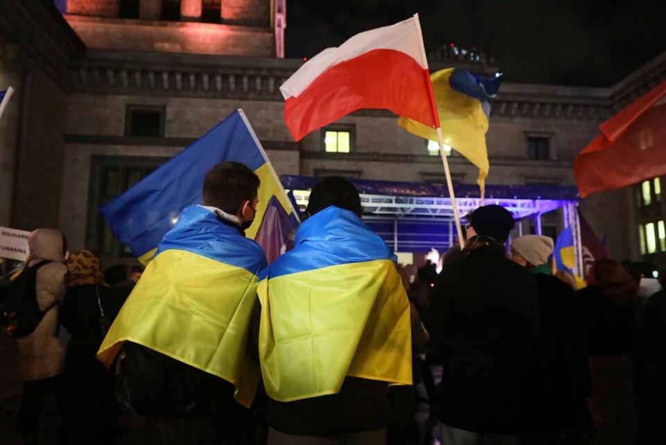  Uczestnicy wiecu "Warszawa solidarna z Ukrainą" na placu Defilad w Warszawie / autor: PAP/Tomasz Gzell