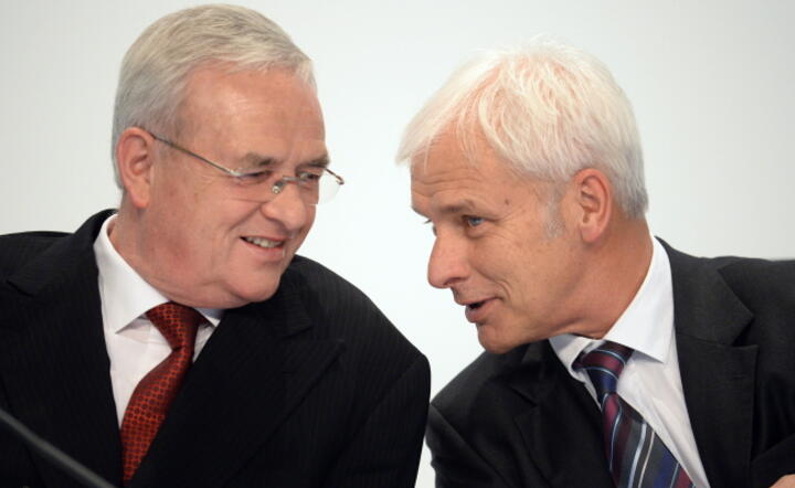 Martin Winterkorn, szef koncernu VW i Matthias Mueller, szef Porsche, fot. PAP/EPA/BERND WEISSBROD 