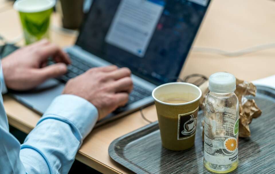 Zdjęcie ilustracyjne; Mężczyzna przy komputerze  / autor: Fratria