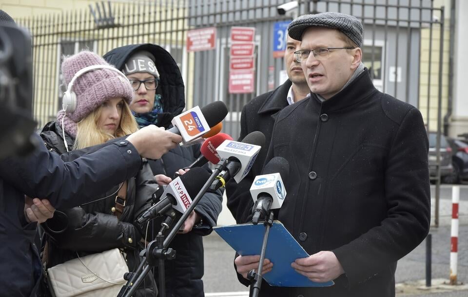 Na zdj. poseł PiS Paweł Lisiecki podczas jednej z konferencji przed warszawskim ratuszem / autor: Fratria