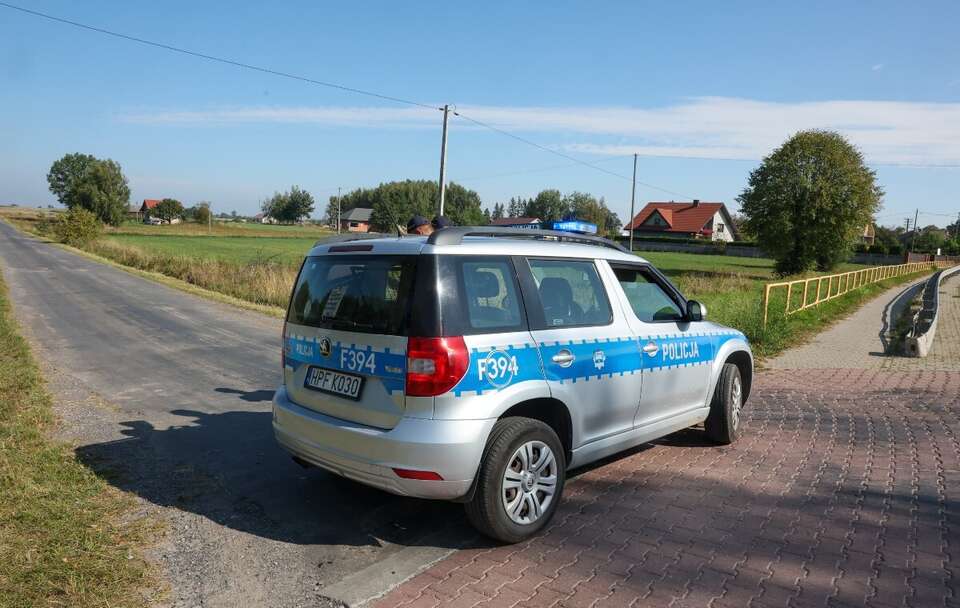 Służby w okolicach miejsca upadku rosyjskiego drona w miejscowości Mniszków / autor: PAP/Marian Zubrzycki
