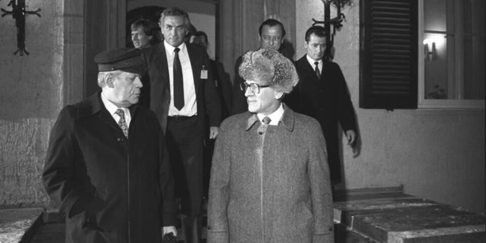 Bundesarchiv.de: Schmidt (od lewej) z wizytą w NRD podczas spotkania z Honeckerem
