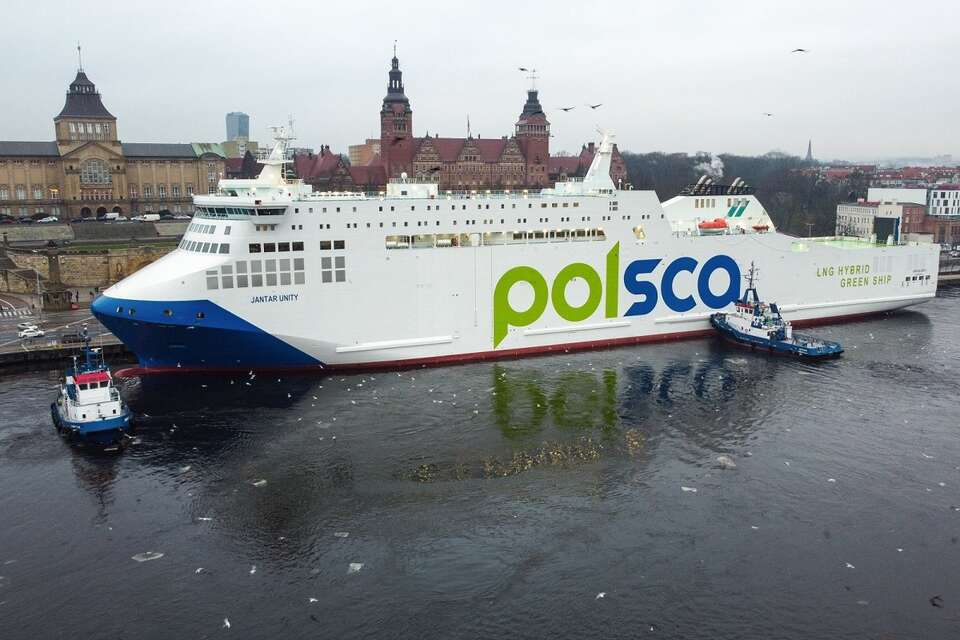 Najnowocześniejszy prom na Bałtyku – Jantar Unity zacumował przy Bulwarze Chrobrego w Szczecinie. / autor: PAP/Marcin Bielecki