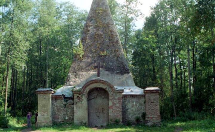 Piramida w Rapie od lat przyciąga uwagę historyków, badaczy zjawisk paranormalnych a nawet - masonów. fot. Internet