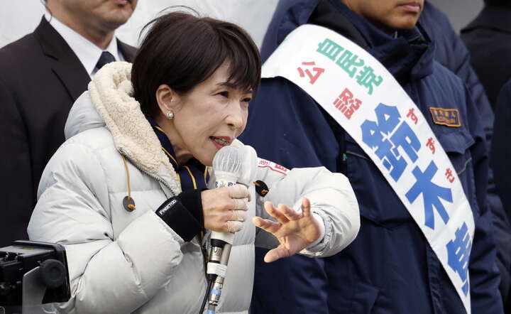 Premier Sanae Takaichi objęła władzę trzy miesiące temu - to pierwsza kobieta na stanowisku premiera w historii Japonii / autor: PAP/EPA/FRANCK ROBICHON