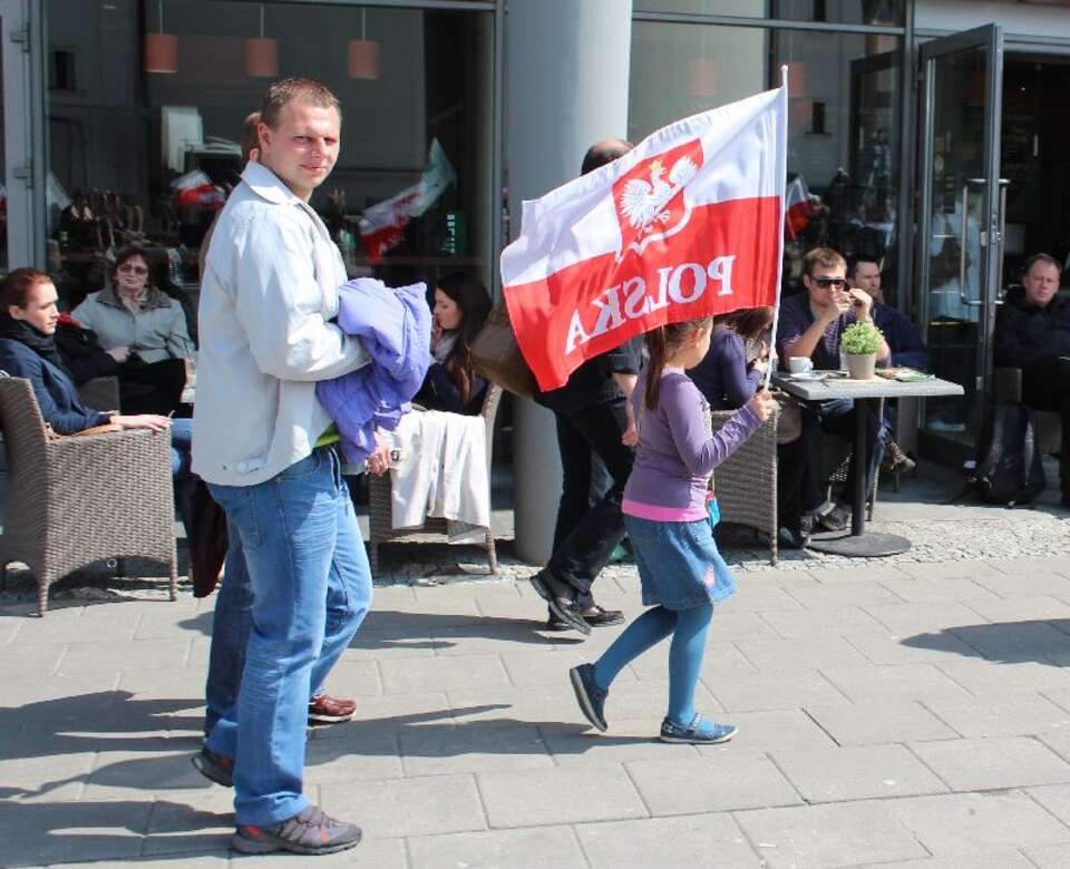 Ze wszystkich stron nadchodzą ludzie z flagami. (Fot. wPolityce.pl)