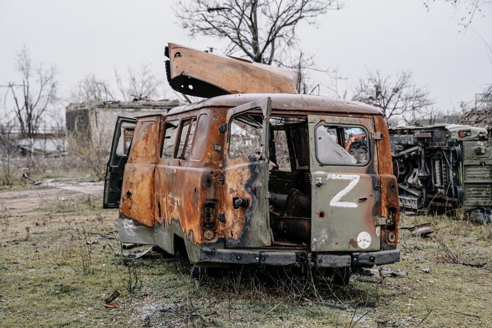 Na zdjęciu z 21 bm. zniszczony pojazd przed byłą bazą wojsk rosyjskich w wyzwolonym mieście Snihuriwka w obwodzie mikołajowskim. / autor: PAP/Vladyslav Karpovych