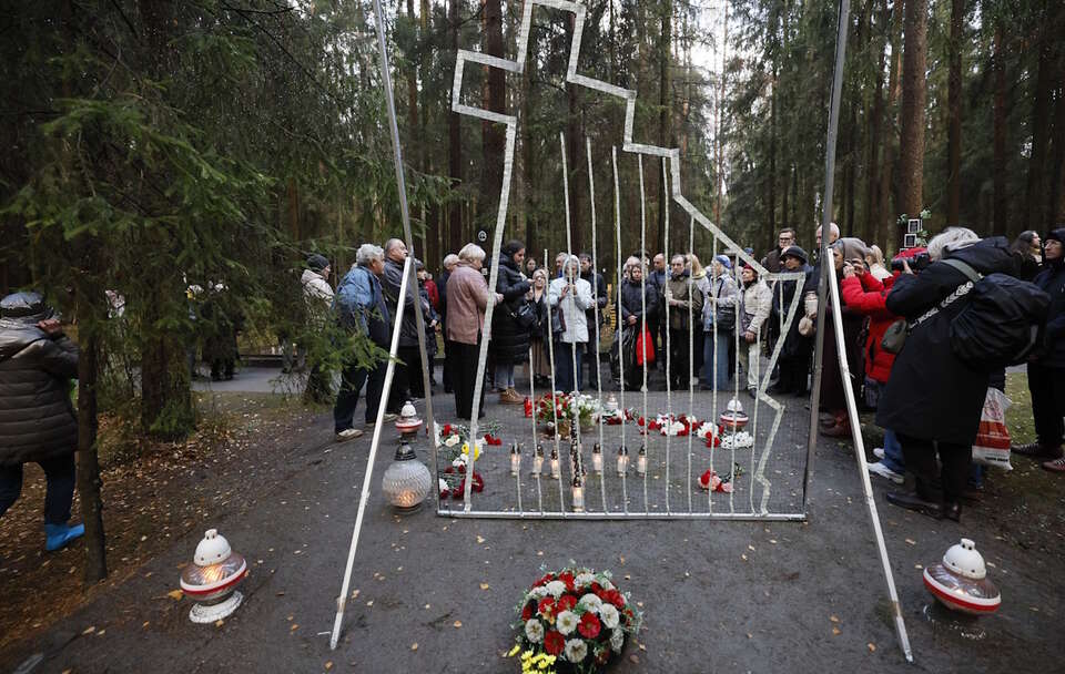 Polski pomnik na cmentarzu w Lewaszowie / autor: PAP/EPA/ANATOLY MALTSEV