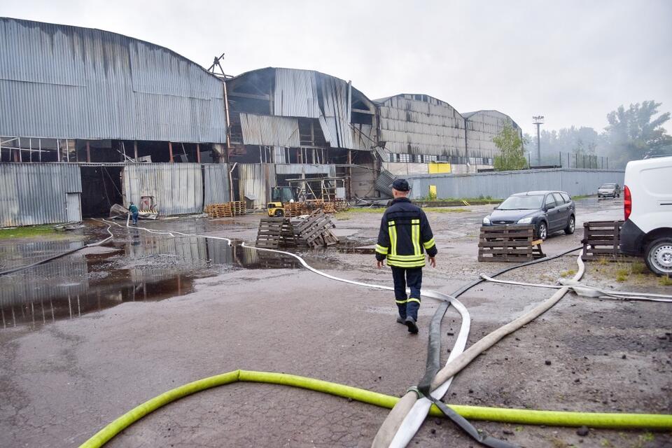 Zniszczony magazyn z pomocą humanitarną misji charytatywnej Caritas-Spes Ukraina, po rosyjskim ataku bombowym we Lwowie. / autor: PAP/Vitaliy Hrabar