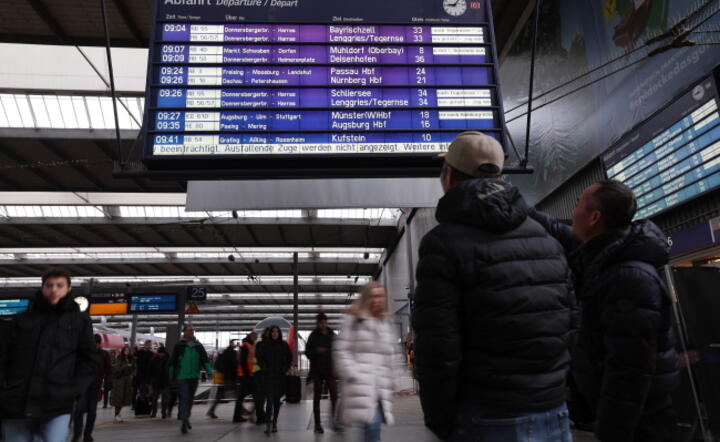Dworzec główny w Monachium. Tablica odjazdów z informacjami o odwołanych pociągach / autor: PAP/EPA/ANNA SZILAGYI 