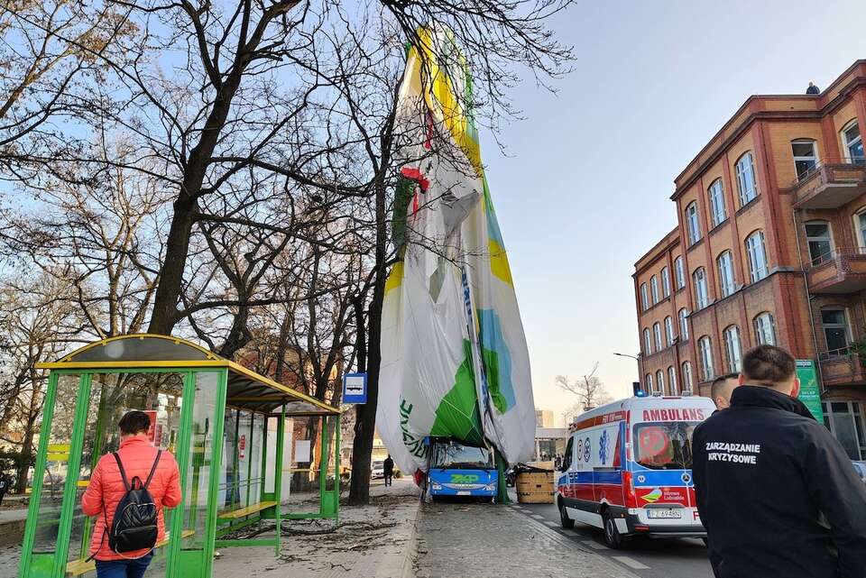 Balon lotniczy spadł na ulice Zielonej Góry. / autor: Facebook/Miasto Zielona Góra